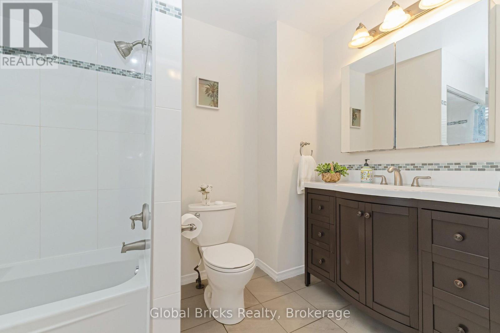 6190 Saltmarsh Court, Mississauga, Ontario  L5N 5V8 - Photo 21 - W13749124