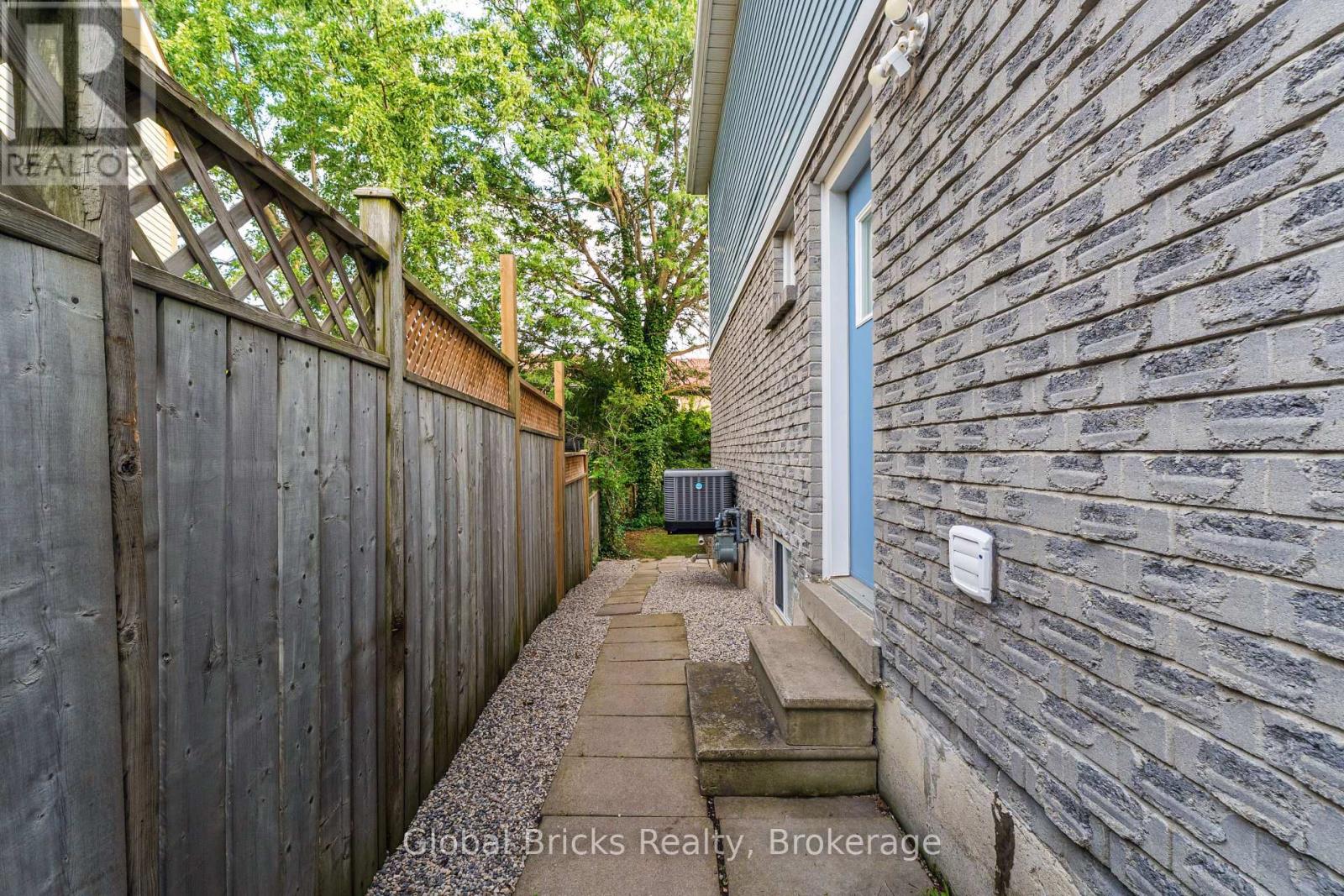6190 Saltmarsh Court, Mississauga, Ontario  L5N 5V8 - Photo 28 - W13749124