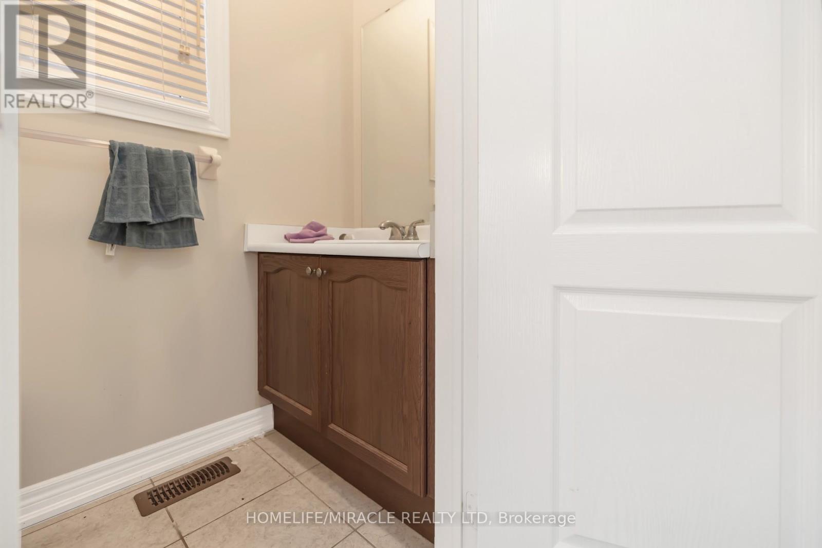 26 Altura Way, Brampton, Ontario  L6P 4A1 - Photo 6 - W13777120