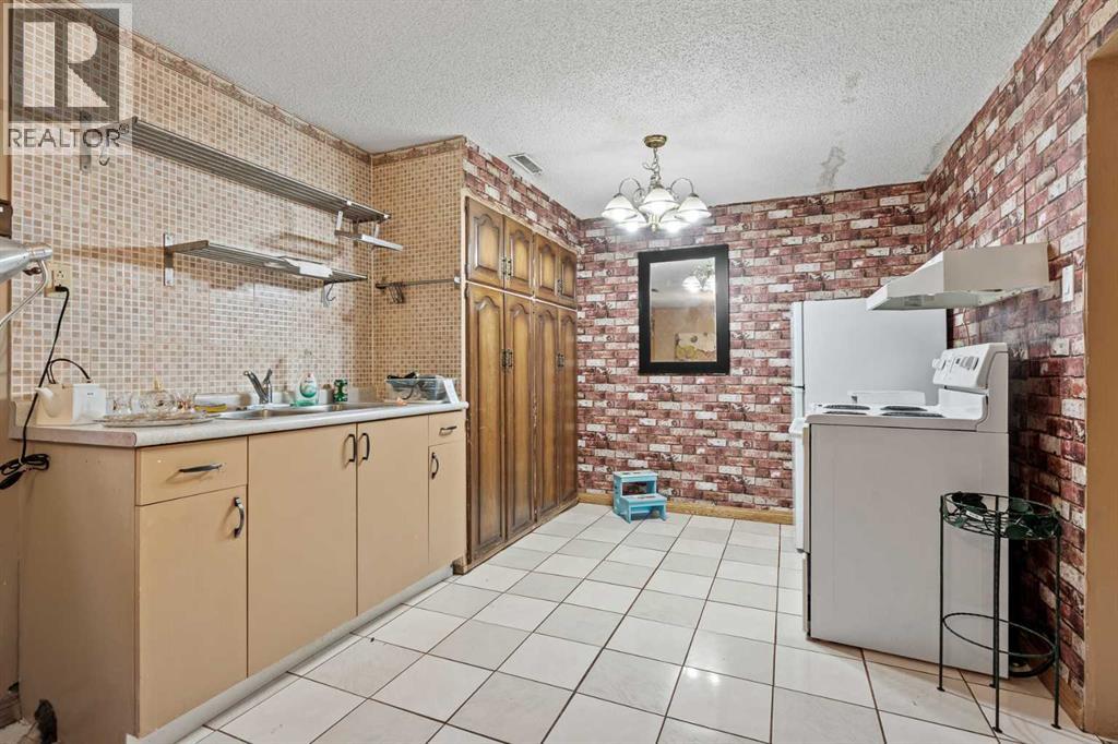 6406 Bow Crescent Nw, Calgary, Alberta  T3B 2B9 - Photo 42 - A2343496