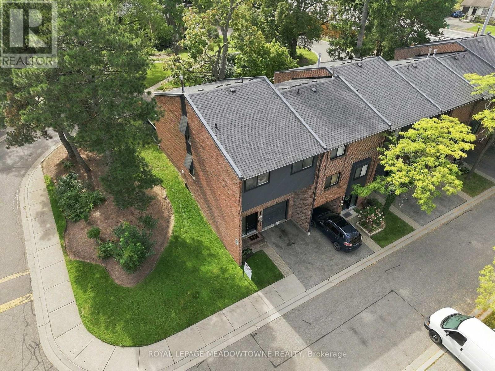 17 - 20 MINEOLA ROAD, Mississauga, Ontario