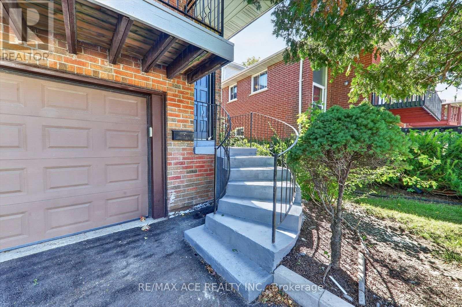 2330 Glastonbury Road S, Burlington, Ontario  L7P 3Y3 - Photo 4 - W13777190