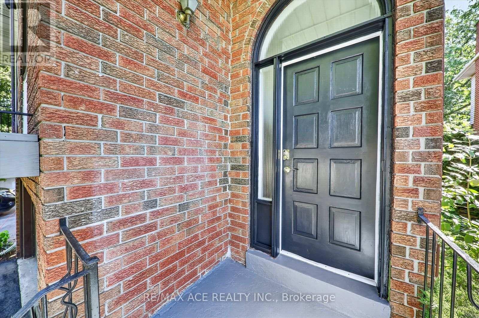 2330 Glastonbury Road S, Burlington, Ontario  L7P 3Y3 - Photo 5 - W13777190