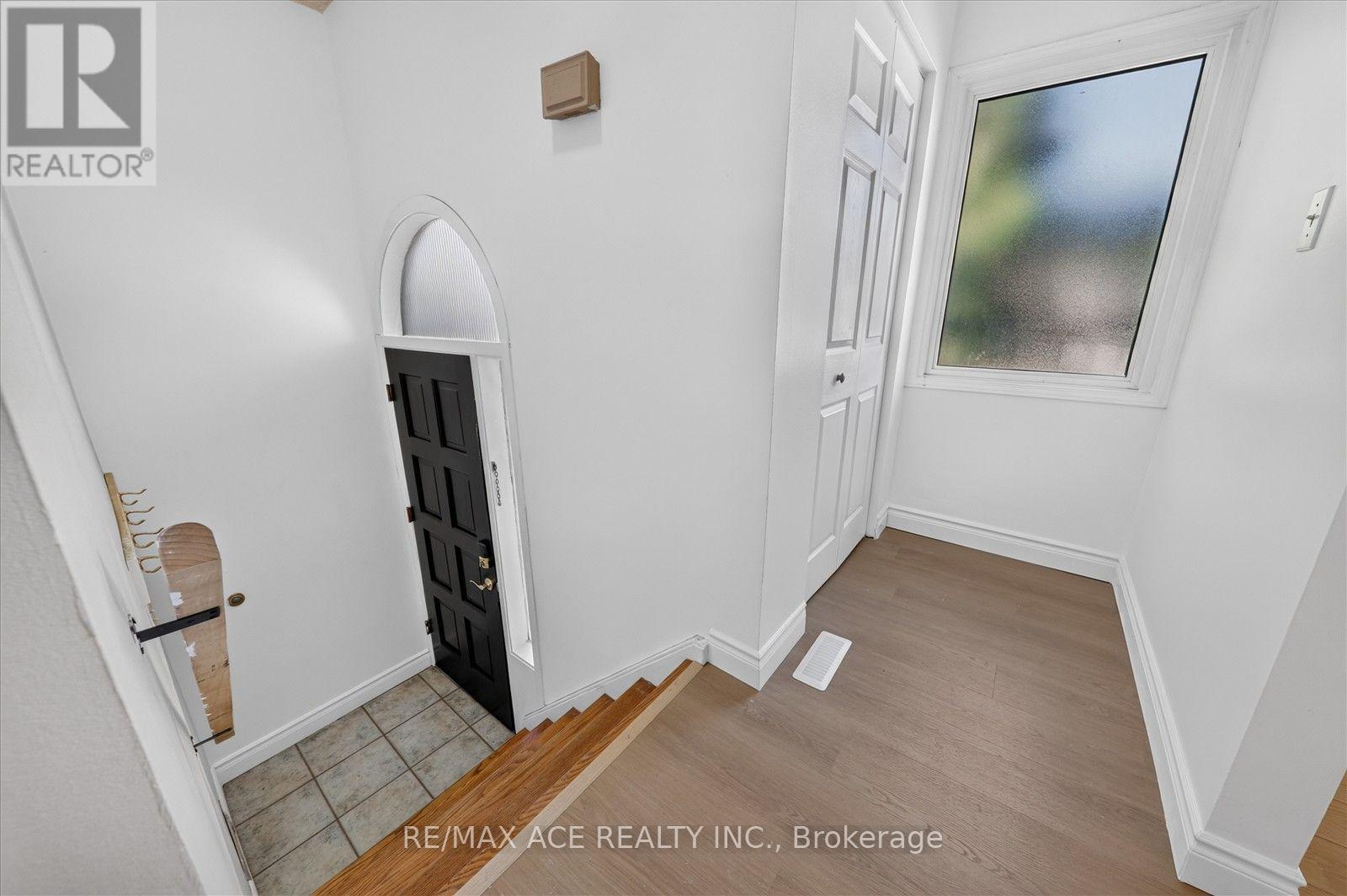 2330 Glastonbury Road S, Burlington, Ontario  L7P 3Y3 - Photo 6 - W13777190