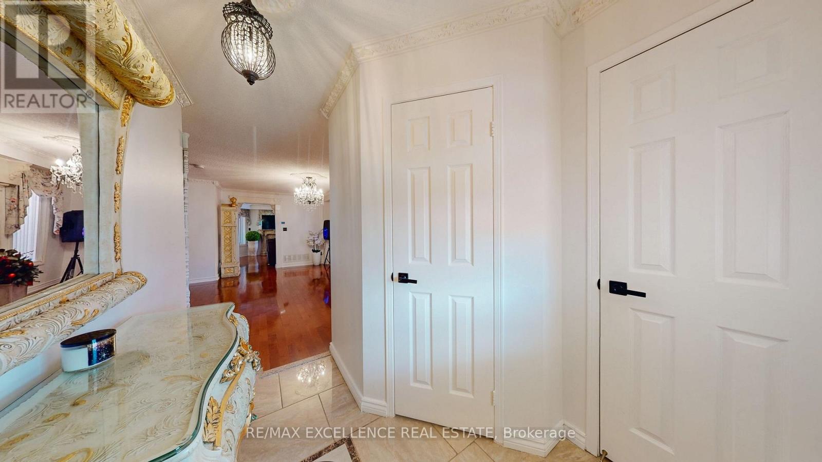 12 Prado Court, Toronto, Ontario  M6B 4L2 - Photo 5 - W13777206