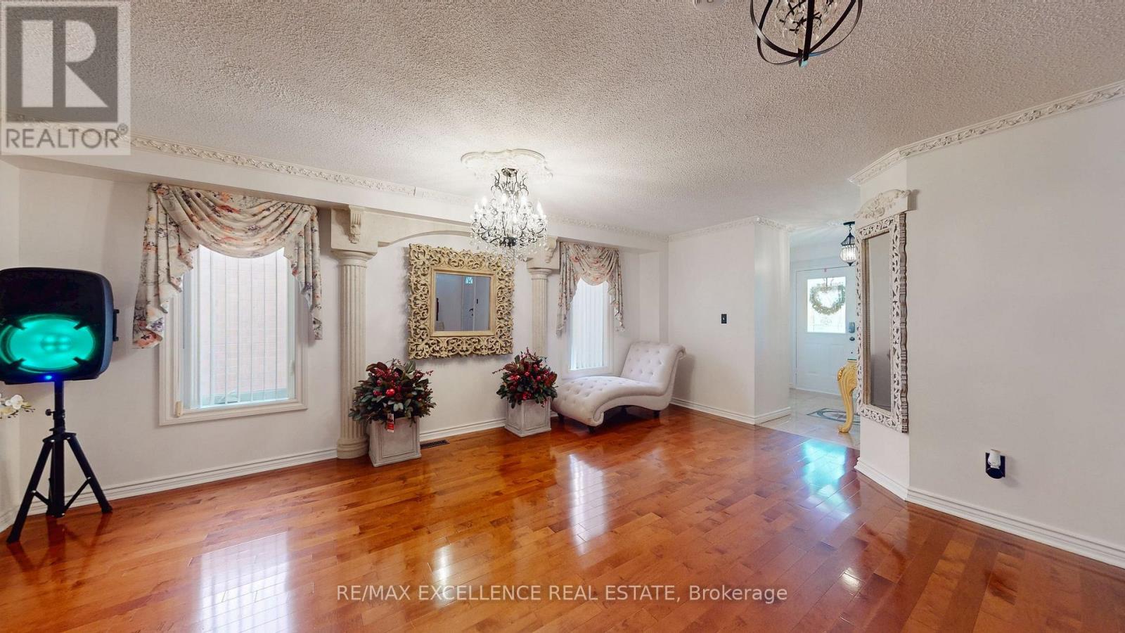 12 Prado Court, Toronto, Ontario  M6B 4L2 - Photo 8 - W13777206