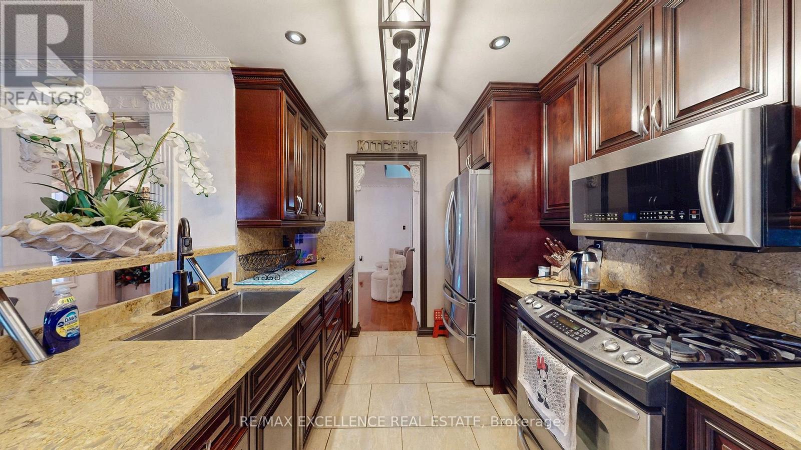 12 Prado Court, Toronto, Ontario  M6B 4L2 - Photo 9 - W13777206