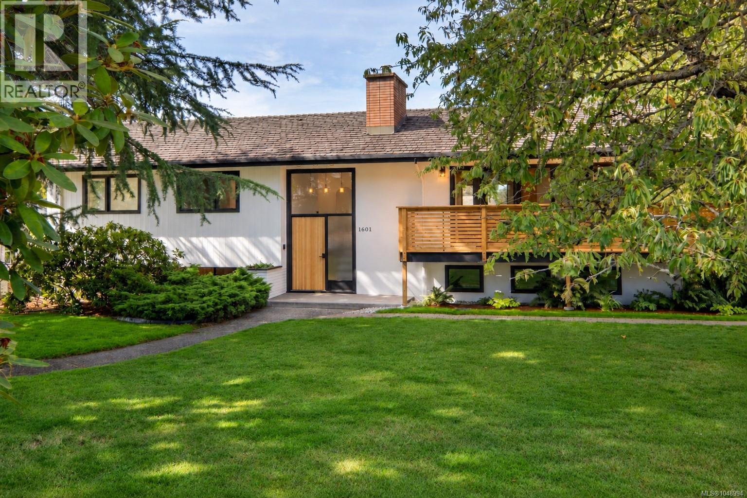 1601 Mileva Lane, Saanich, British Columbia  V8N 2V6 - Photo 2 - 1048994