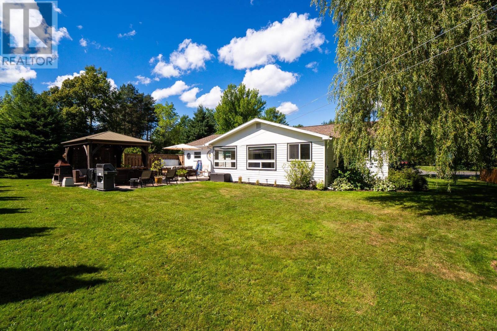 35 Pleasant Street photo 28