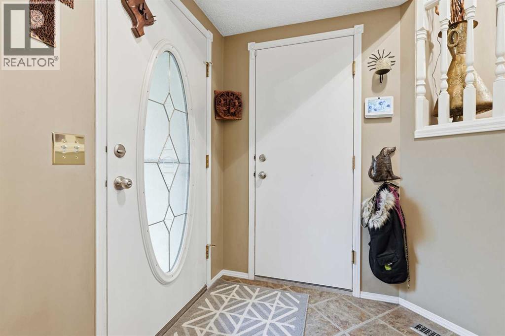 23 Hidden Ridge Place Nw, Calgary, Alberta  T3A 5V8 - Photo 5 - A2344366
