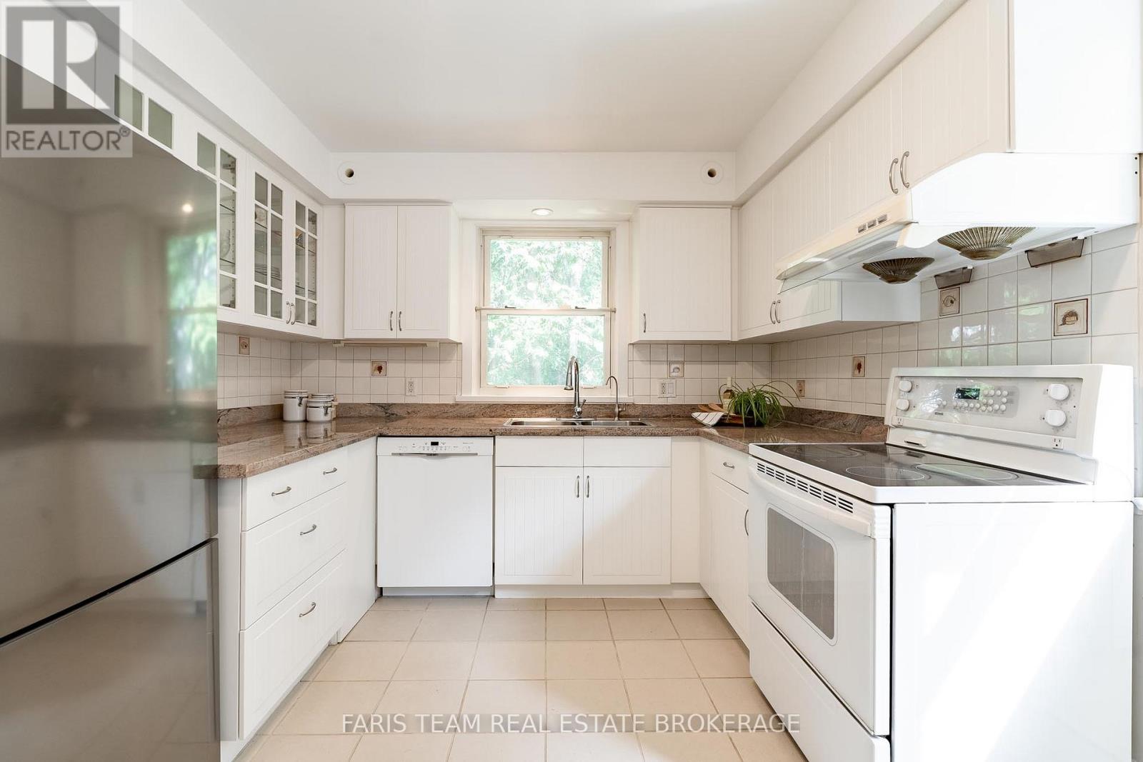 90 Bedford Park Avenue, Richmond Hill, Ontario  L4C 2N8 - Photo 6 - N13777280