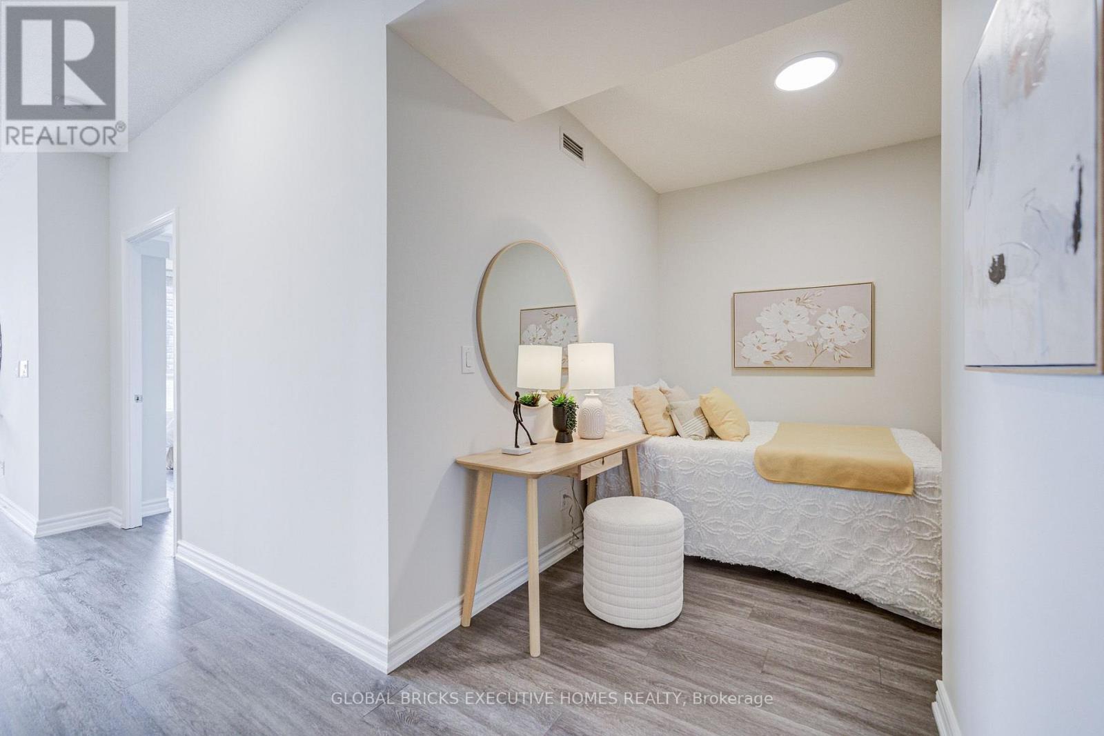 2911 - 388 Prince Of Wales Drive, Mississauga, Ontario  L5B 0A1 - Photo 4 - W13777324