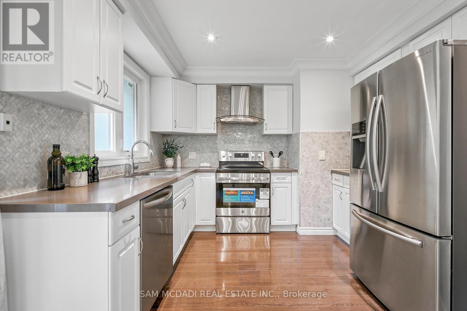 1207 Pinegrove Road, Oakville, Ontario  L6L 2W8 - Photo 10 - W13777342