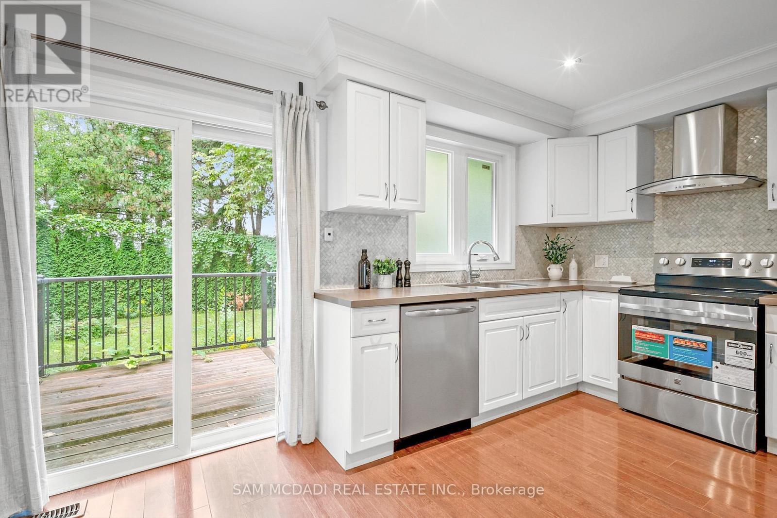 1207 Pinegrove Road, Oakville, Ontario  L6L 2W8 - Photo 11 - W13777342