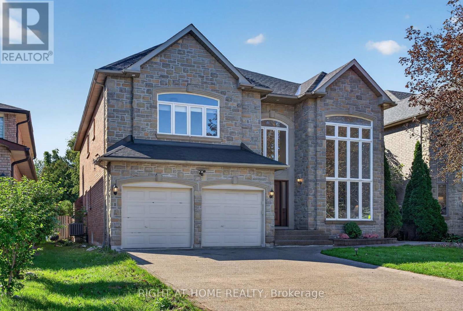 23 Mackay Drive, Richmond Hill, Ontario  L4C 6N9 - Photo 2 - N13777410