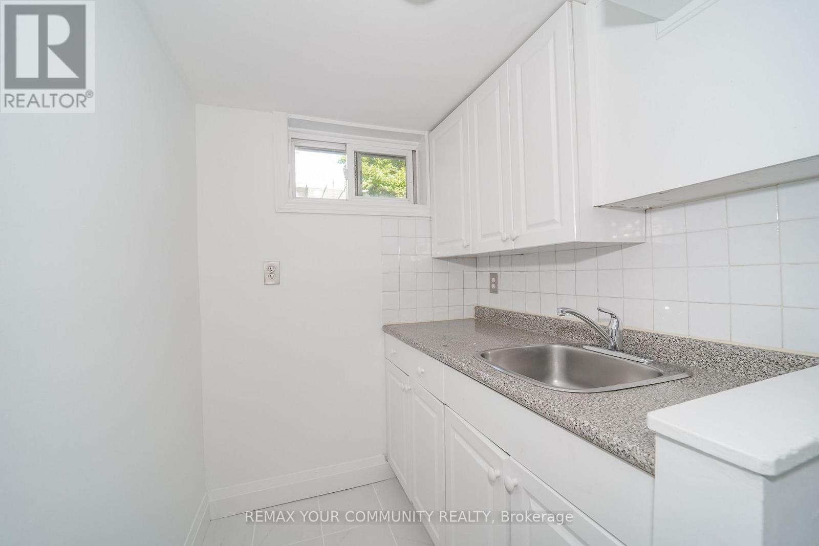 102 Hearst Circle, Toronto, Ontario  M6M 2V1 - Photo 24 - W13772398