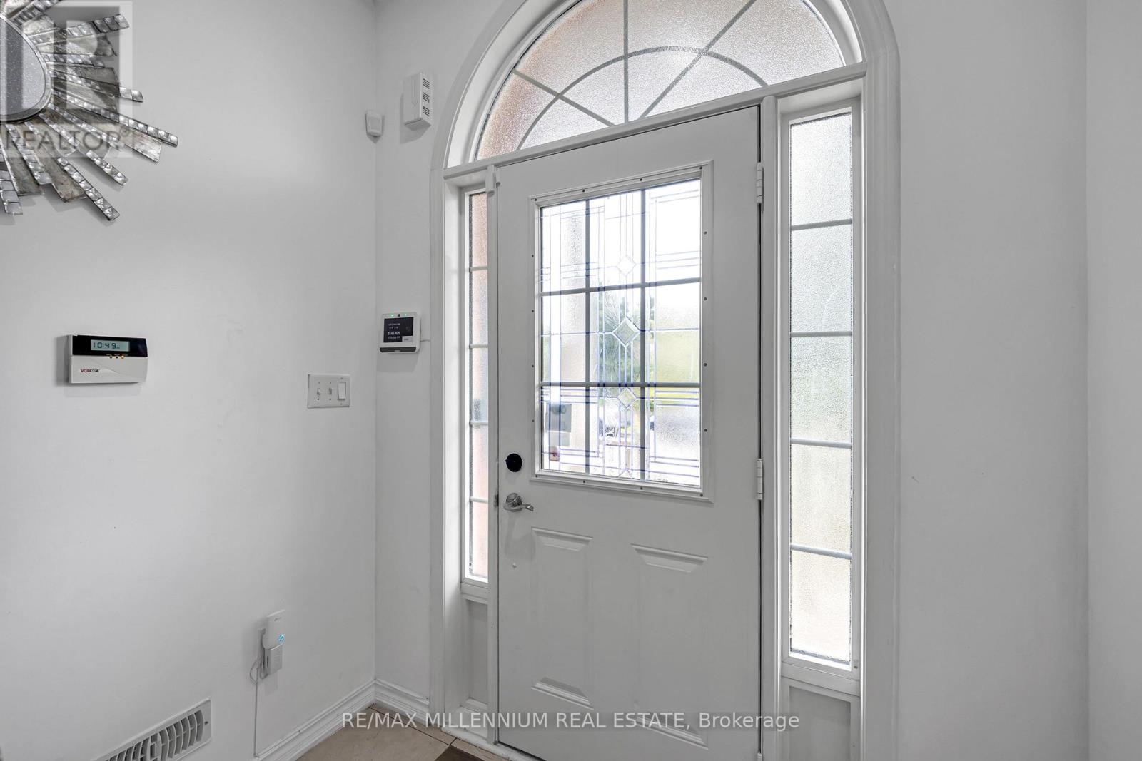 39 Decker Hollow Circle, Brampton, Ontario  L6X 0K9 - Photo 9 - W13776650