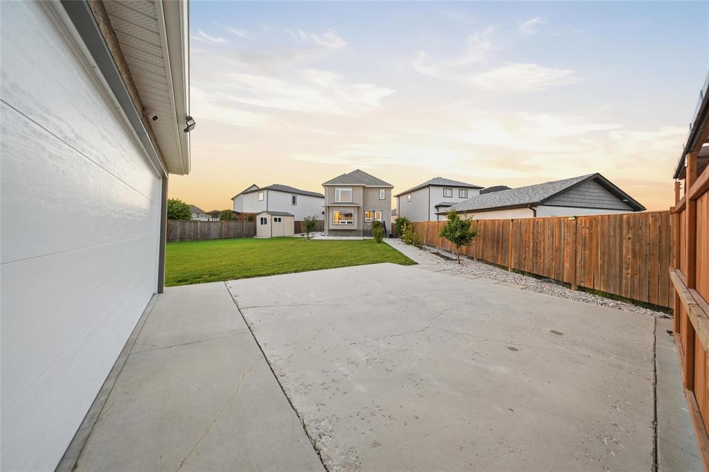22 Hemmingwood Court, Winnipeg, Manitoba  R3Y 1S4 - Photo 36 - 202622854