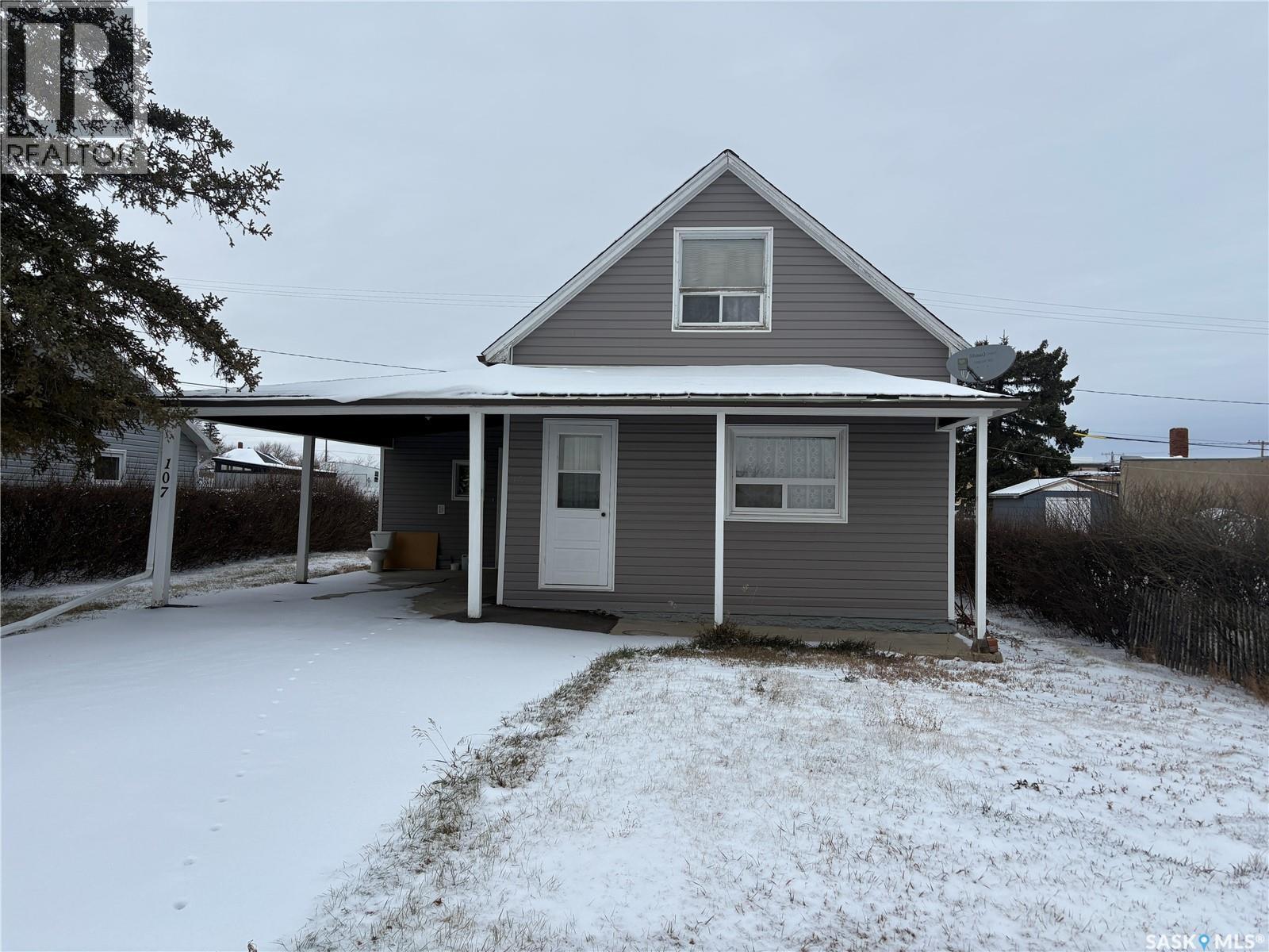 107 2nd Street S, Cabri, Saskatchewan  S0N 0J0 - Photo 1 - SK048314
