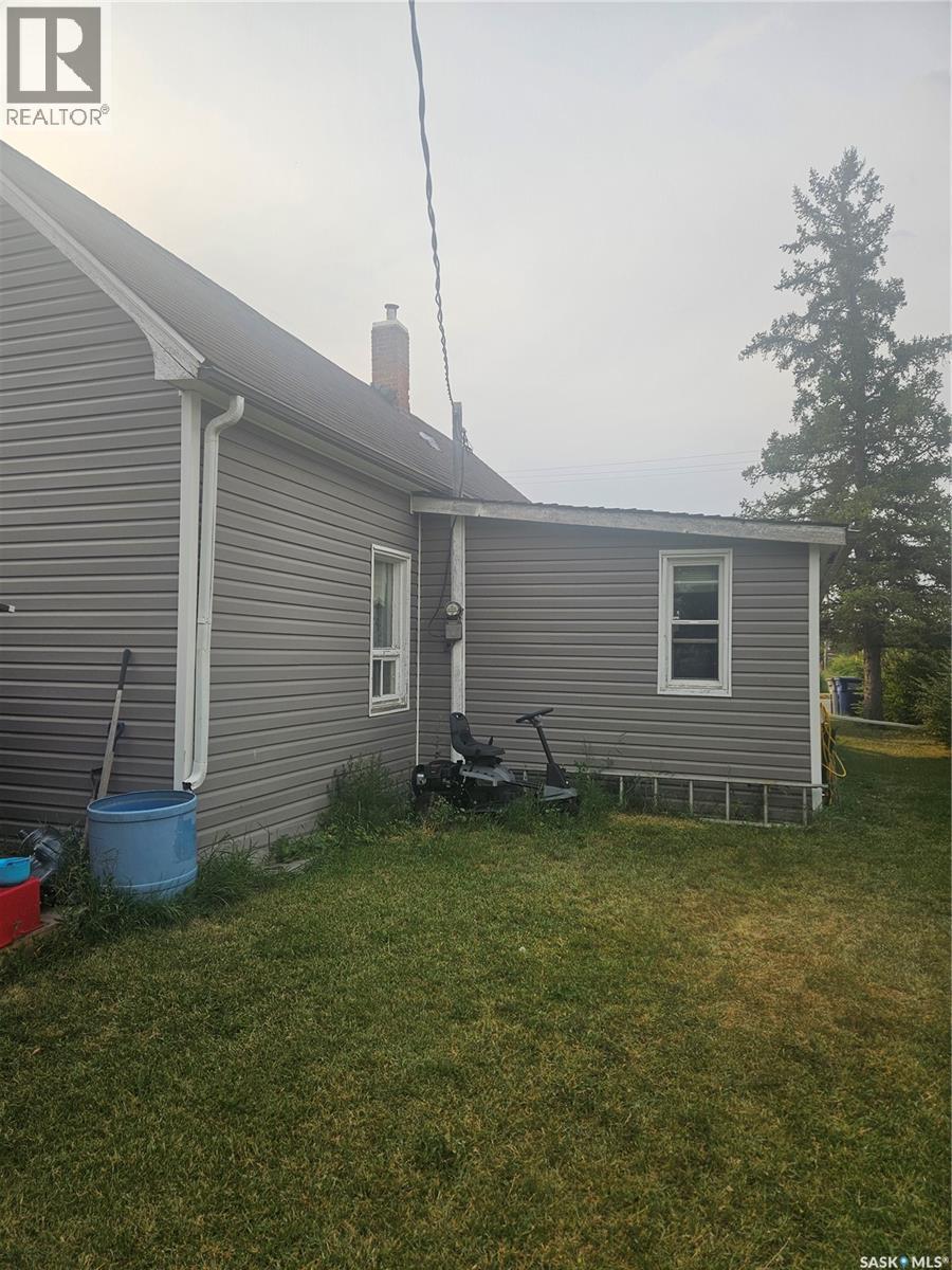107 2nd Street S, Cabri, Saskatchewan  S0N 0J0 - Photo 2 - SK048314