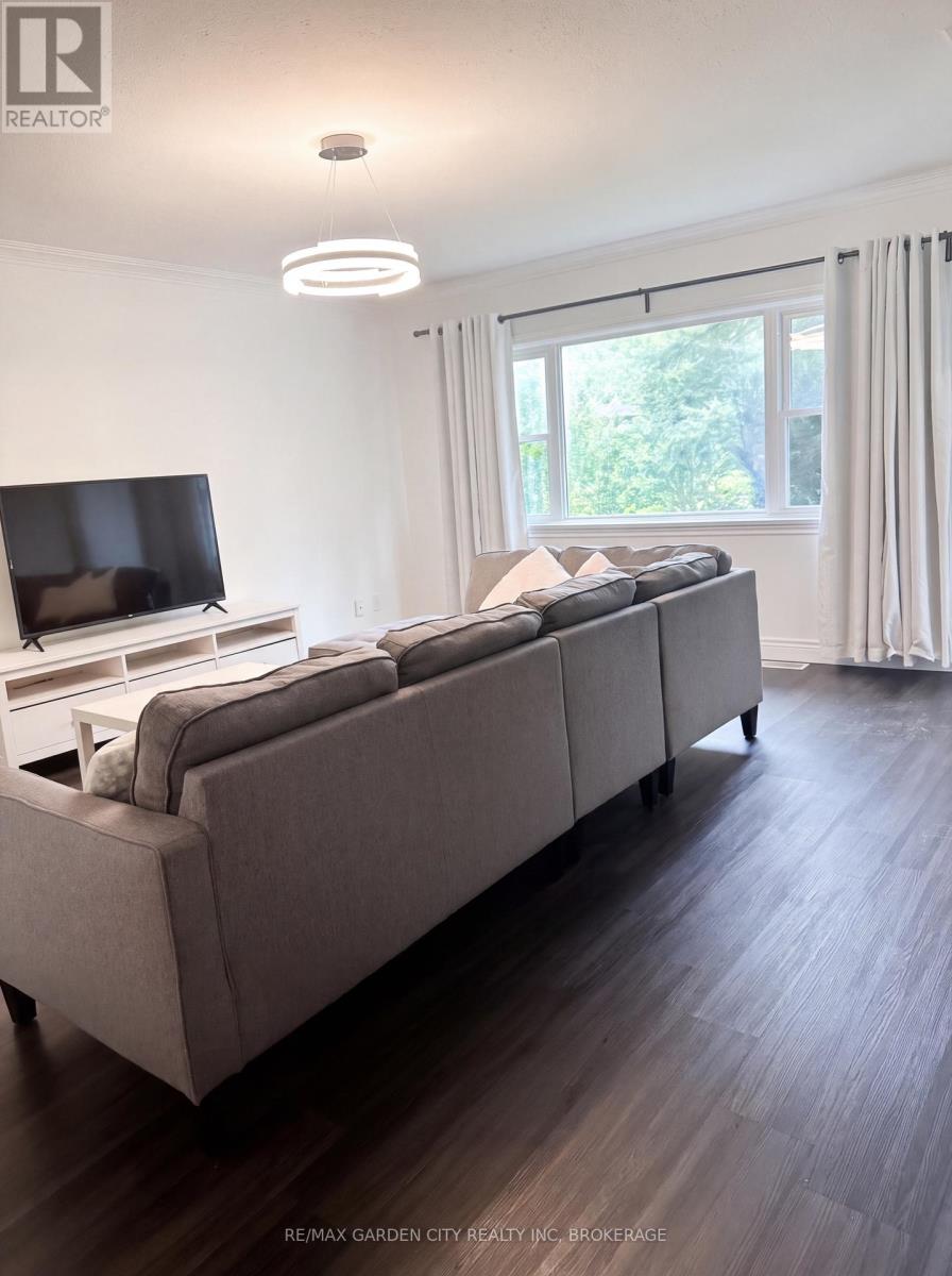 11 Macbeth Boulevard, St. Catharines, Ontario  L2T 2M1 - Photo 3 - X13777486