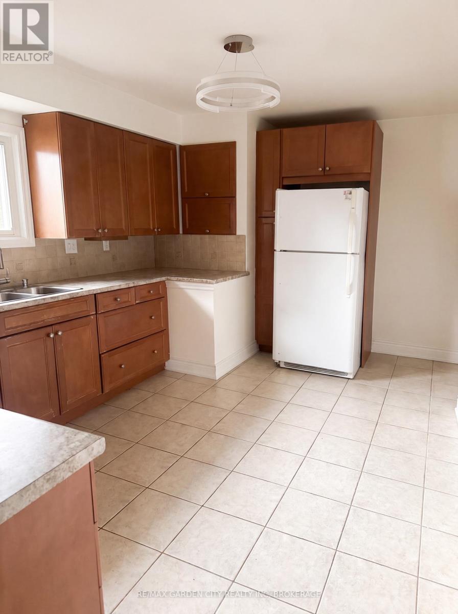 11 Macbeth Boulevard, St. Catharines, Ontario  L2T 2M1 - Photo 5 - X13777486