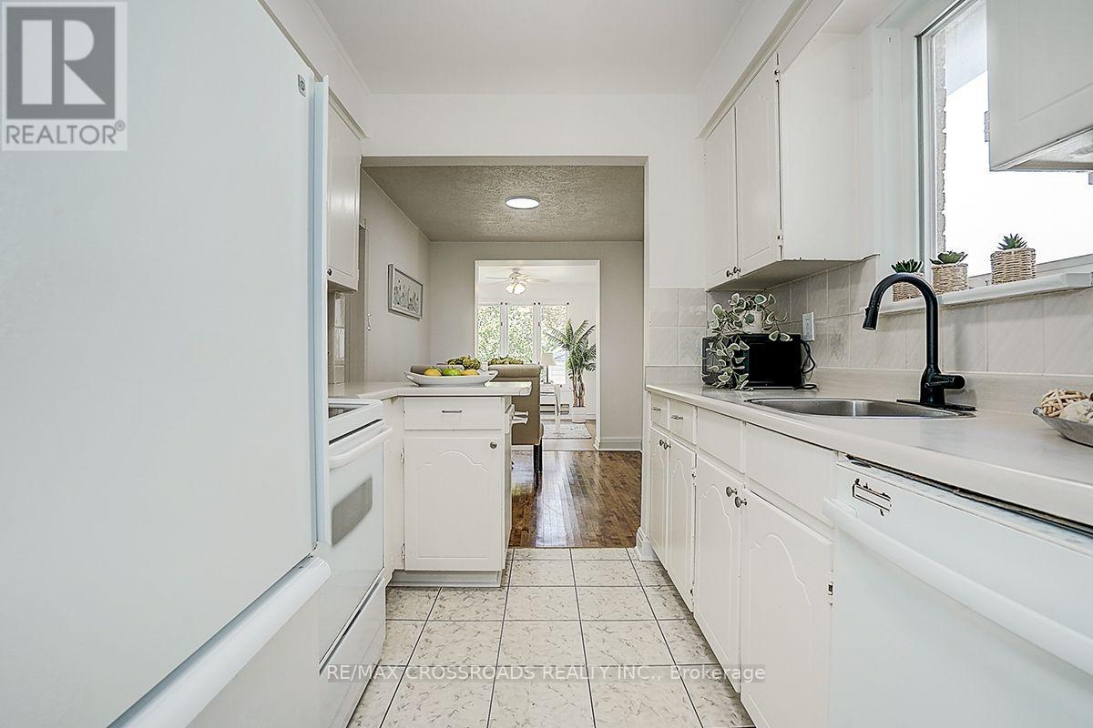 128 Leacrest Road, Toronto, Ontario  M4G 1E8 - Photo 10 - C13777500