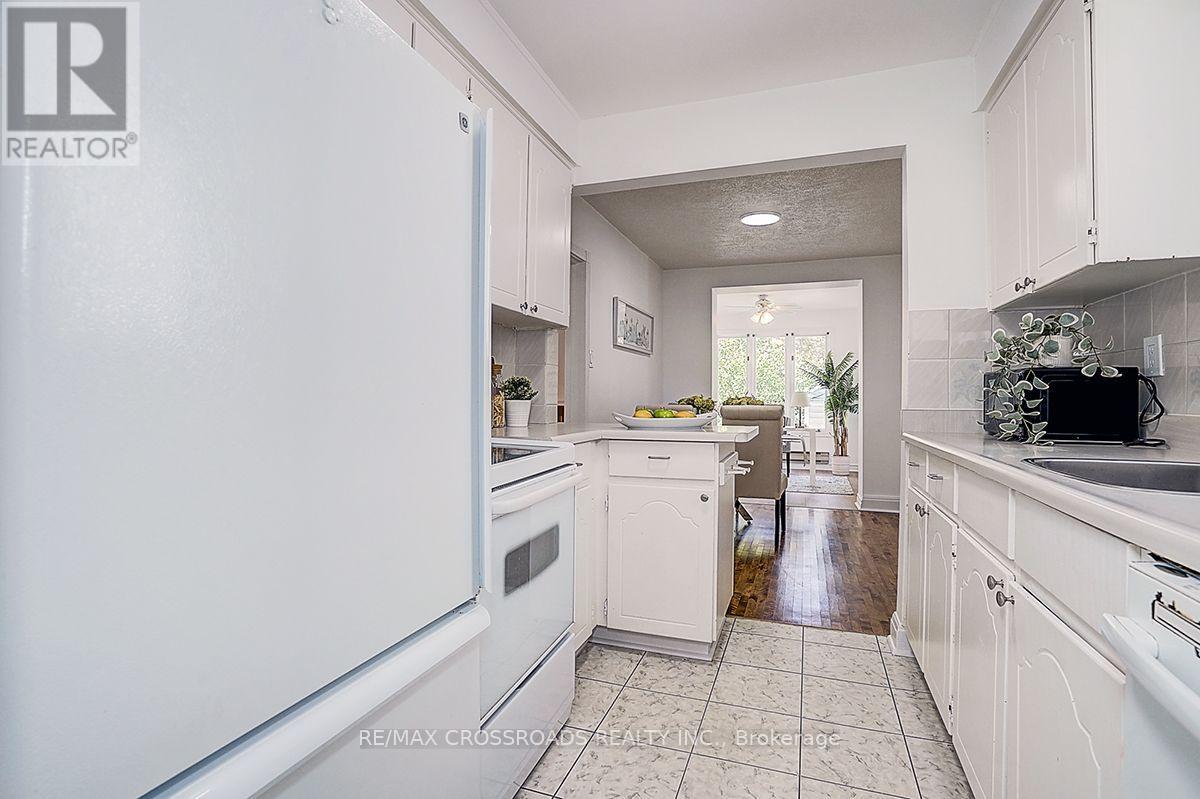 128 Leacrest Road, Toronto, Ontario  M4G 1E8 - Photo 12 - C13777500