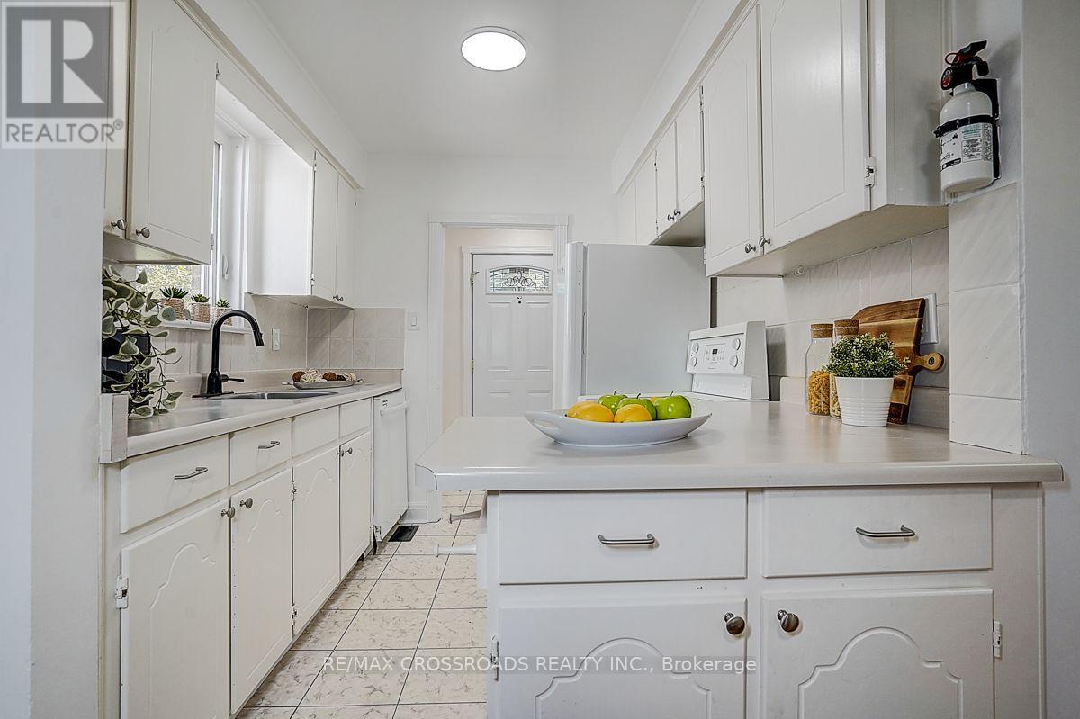 128 Leacrest Road, Toronto, Ontario  M4G 1E8 - Photo 15 - C13777500