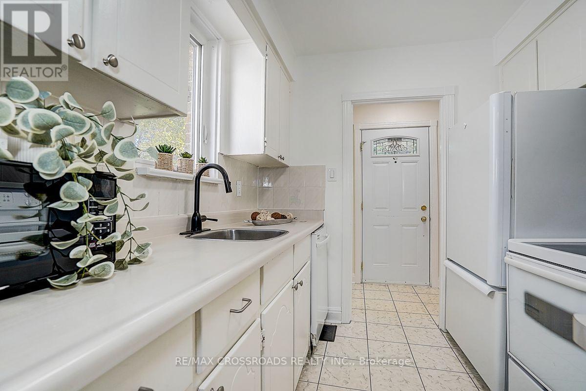 128 Leacrest Road, Toronto, Ontario  M4G 1E8 - Photo 16 - C13777500