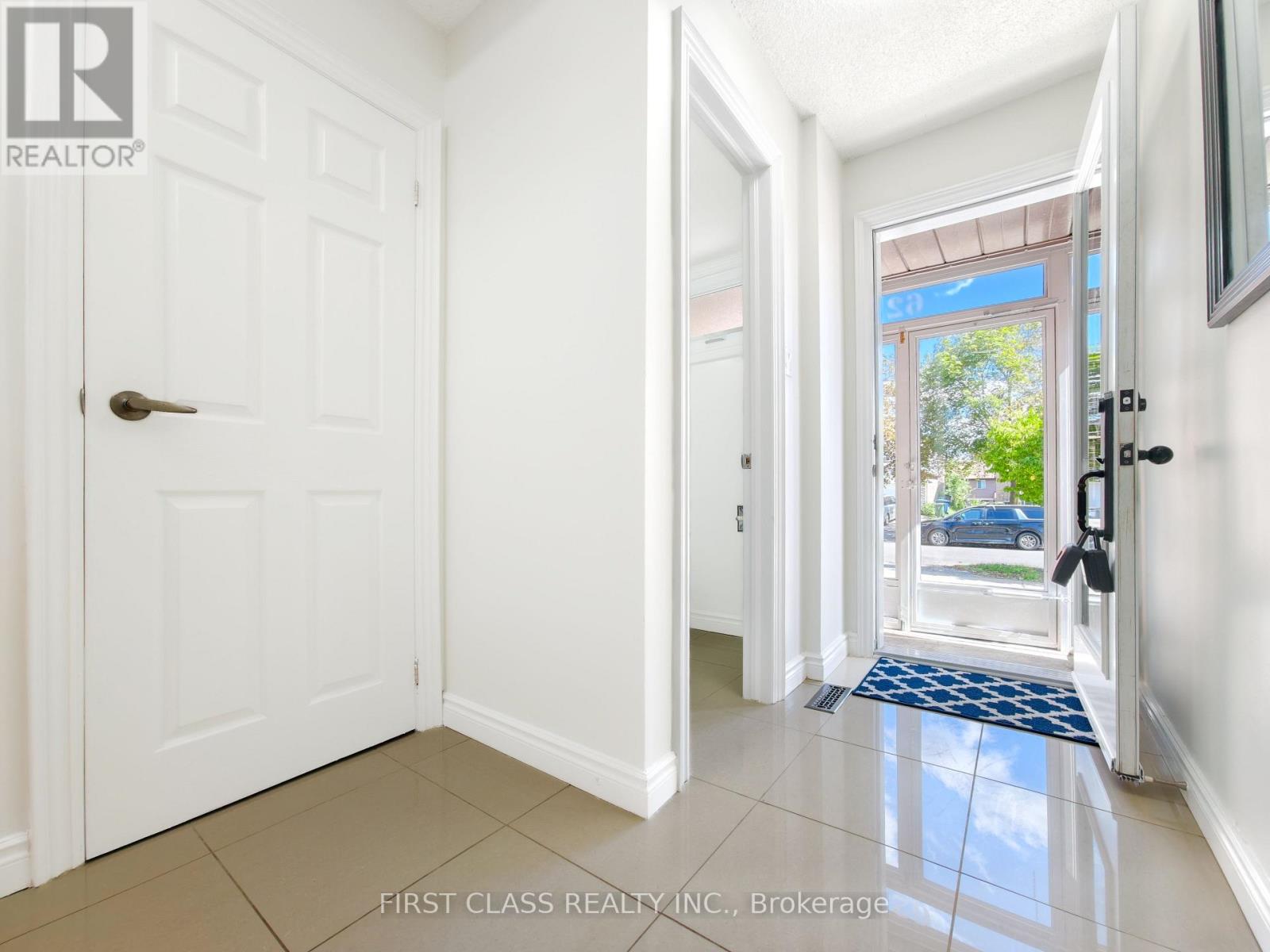 62 Muirlands Drive, Toronto, Ontario  M1V 2B4 - Photo 3 - E13777504