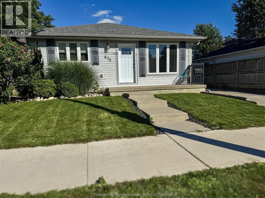 675 Albert Street, Wallaceburg, Ontario  N8A 1Y8 - Photo 2 - 26022133