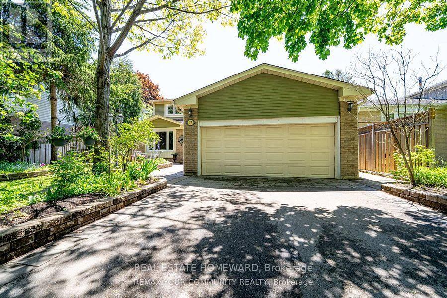 27 Drumern Crescent, Richmond Hill, Ontario  L4C 5H9 - Photo 2 - N13777582