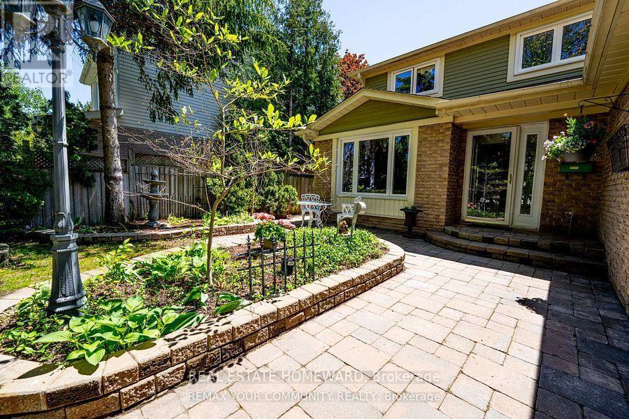 27 Drumern Crescent, Richmond Hill, Ontario  L4C 5H9 - Photo 3 - N13777582