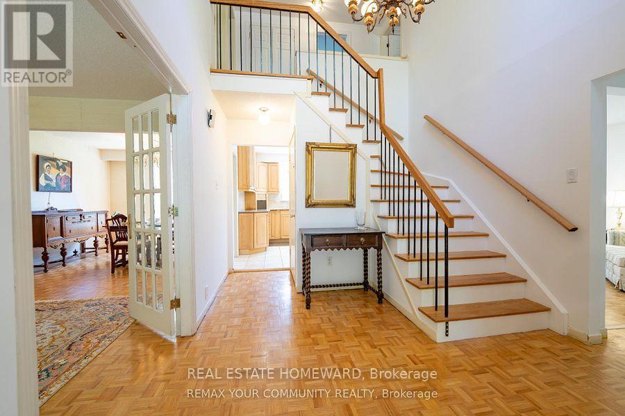 27 Drumern Crescent, Richmond Hill, Ontario  L4C 5H9 - Photo 4 - N13777582