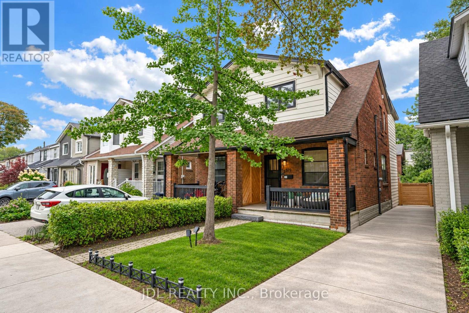 379 Scarborough Road, Toronto, Ontario  M4E 3N1 - Photo 5 - E13774734
