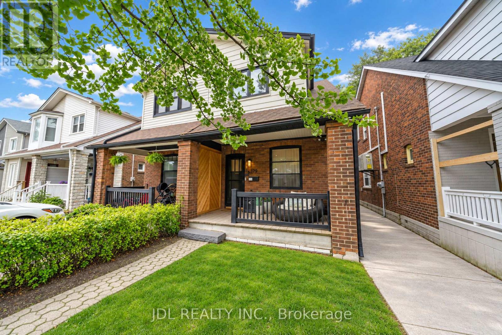 379 Scarborough Road, Toronto, Ontario  M4E 3N1 - Photo 3 - E13774734