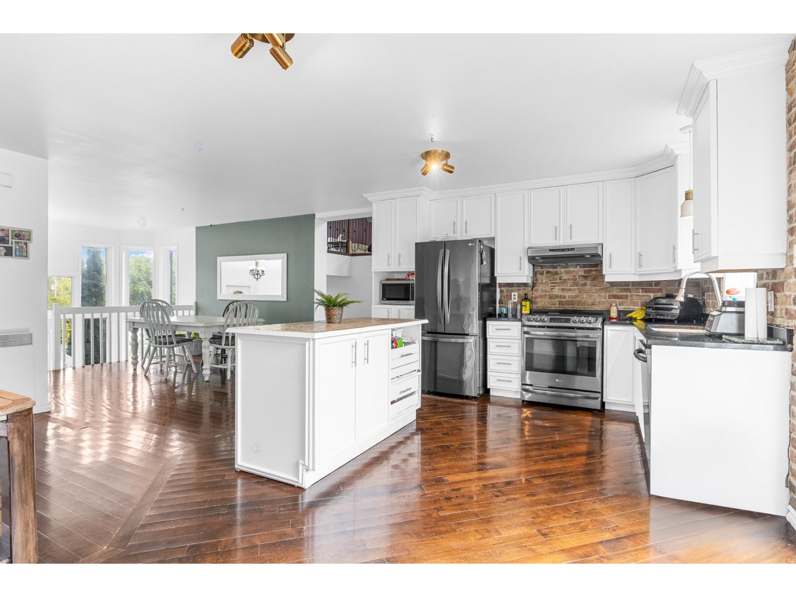 1006 Rue Pépin Magog Quebec Canada J1X3W2 3
