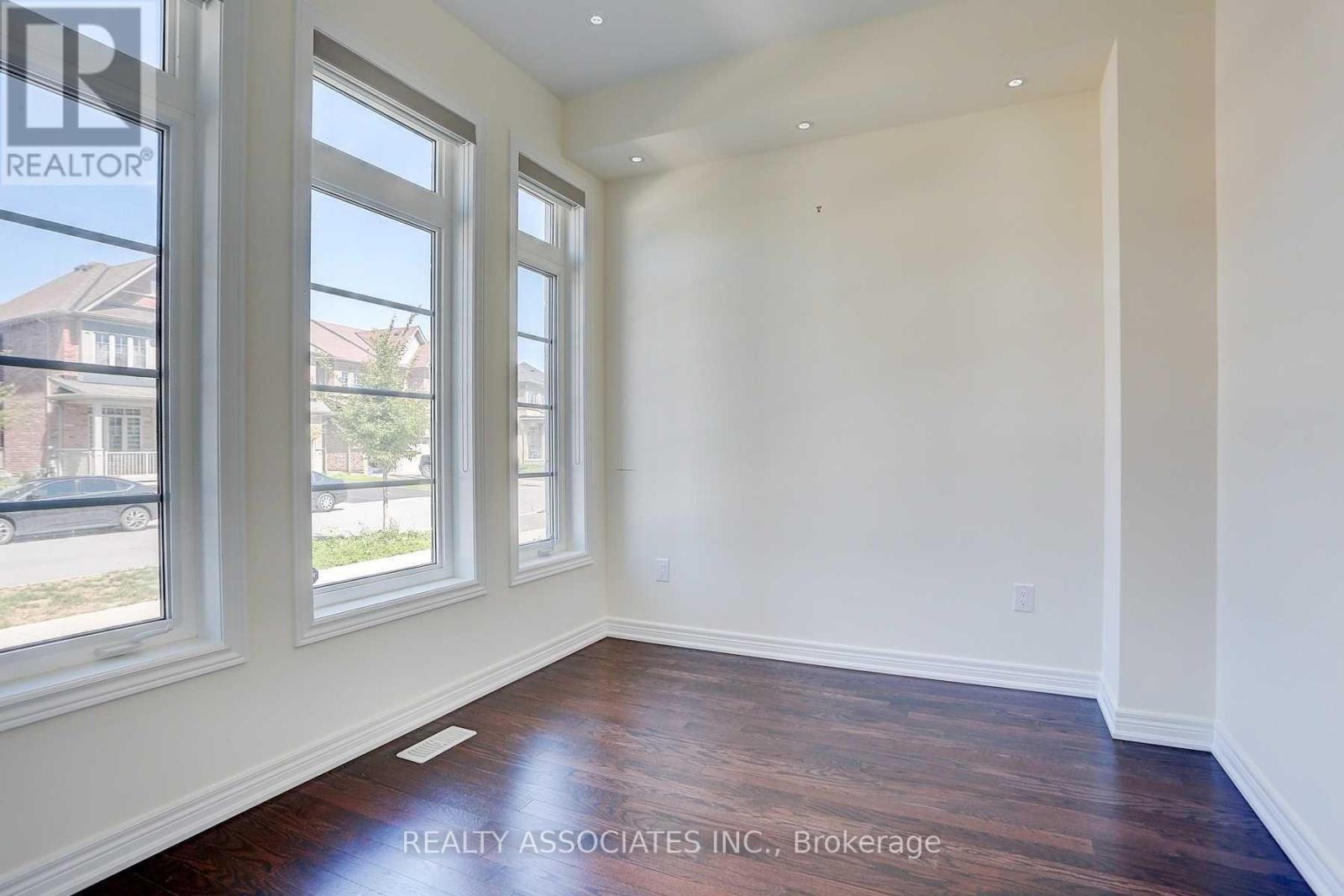 153 Roy Harper Avenue, Aurora, Ontario L4G 0V6 - Photo 3 - N13777608