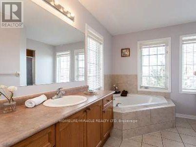 5936 Whitehorn Avenue, Mississauga, Ontario  L5V 2Y8 - Photo 11 - W13777630
