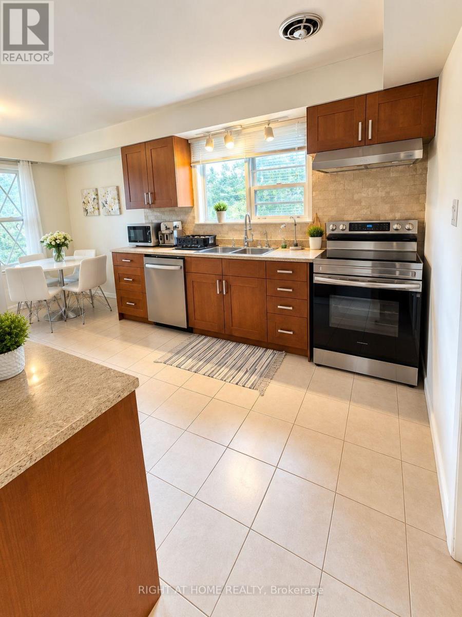 7 The Links Road, Toronto, Ontario  M2P 1T4 - Photo 8 - C13750924