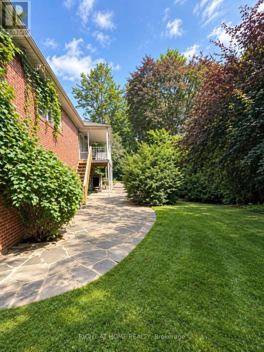 7 THE LINKS ROAD, Toronto, Ontario