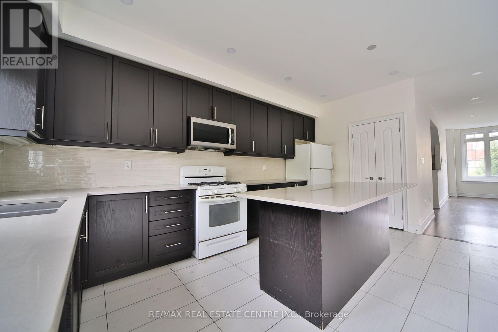 211 Appleton Court, Newmarket, Ontario  L3Y 0B8 - Photo 10 - N13741010