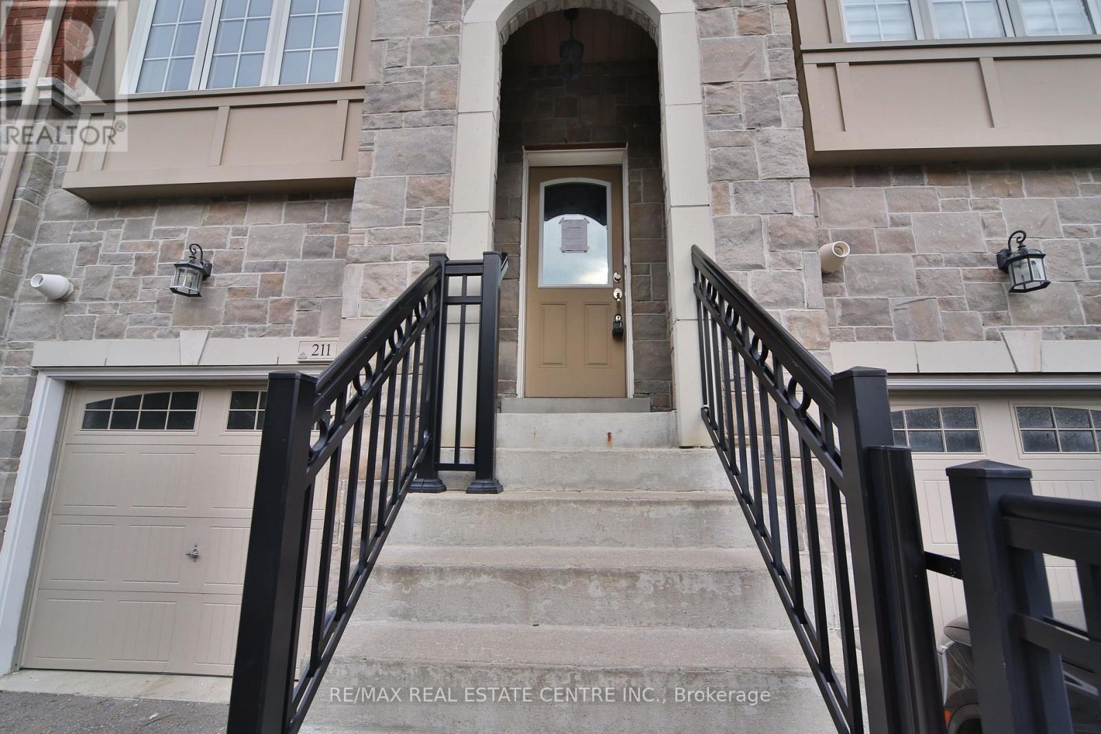 211 Appleton Court, Newmarket, Ontario  L3Y 0B8 - Photo 2 - N13741010