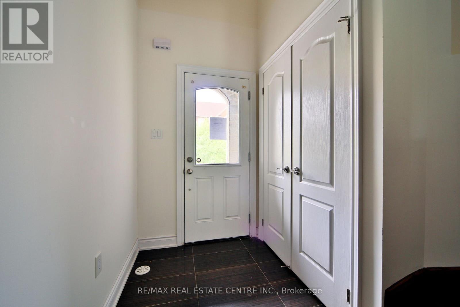 211 Appleton Court, Newmarket, Ontario  L3Y 0B8 - Photo 3 - N13741010