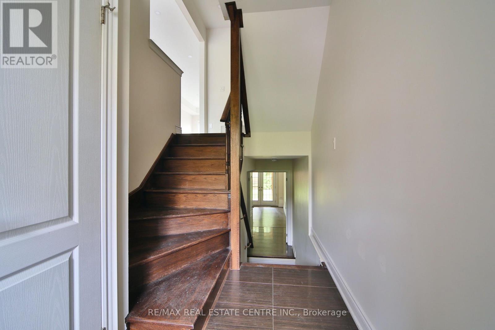 211 Appleton Court, Newmarket, Ontario  L3Y 0B8 - Photo 4 - N13741010