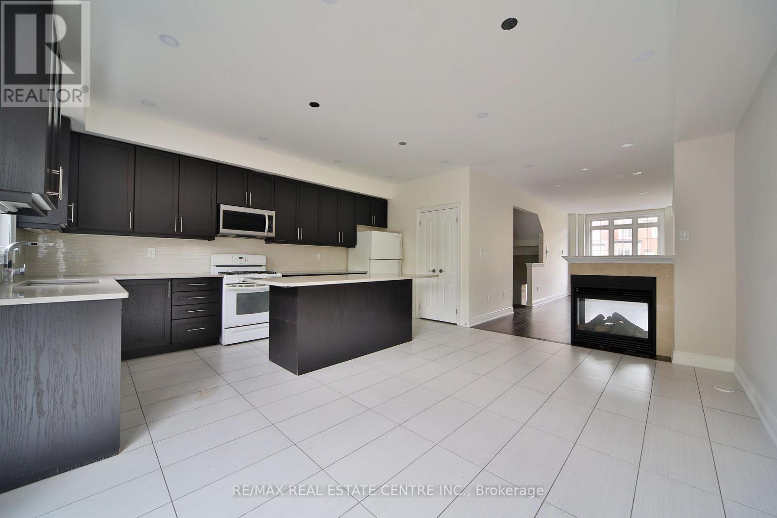 211 Appleton Court, Newmarket, Ontario  L3Y 0B8 - Photo 9 - N13741010