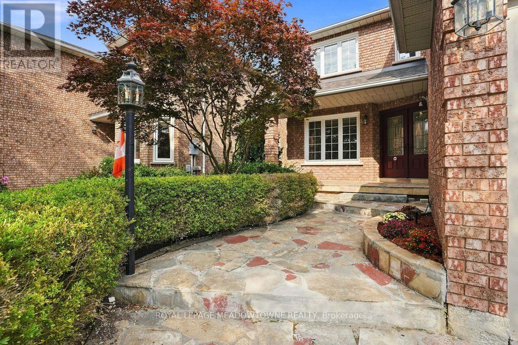 3268 Cajun Crescent, Mississauga, Ontario  L5L 5T7 - Photo 2 - W13777698