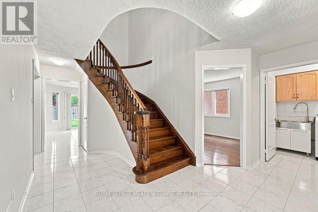 3268 Cajun Crescent, Mississauga, Ontario  L5L 5T7 - Photo 3 - W13777698