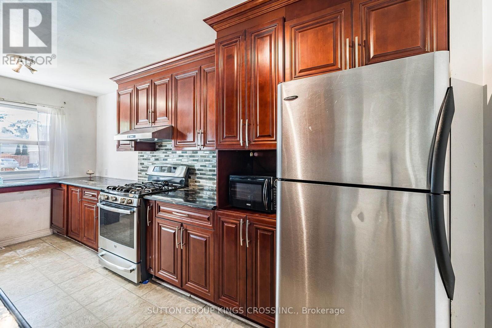 2 Hemlark Court, Brampton, Ontario  L6S 2B7 - Photo 12 - W13777710
